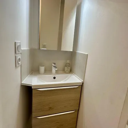 Apartment Bergerie Plage 5 Personnes Renove Avec Climatisation Et Bain A Remous Hyeres